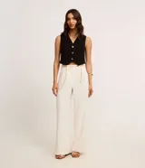 Chaleco slim color marrón, confeccionado en crepé, con escote en V y cierre frontal de botones metálicos.