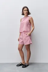 Short de tiro medio con estampado de cuadros vichy rojo y blanco, silueta relajada, bolsillos laterales y cintura elastizada en la parte trasera.
