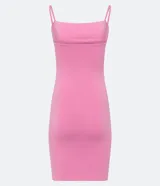 Vestido corto color rosado, de escote recto, con breteles finos y confeccionado en algodón con elastano.