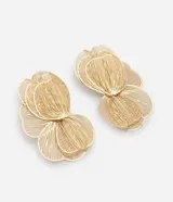 Par de aros tipo caravana en metal dorado, con diseño de media flor de estructura calada y pétalos de alambre superpuestos.