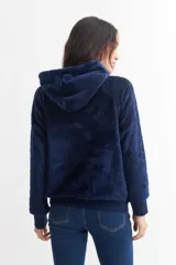 Hoodie rosa de sherpa con capucha y cordones ajustables.