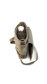 Morral versátil de tela canvas gris con detalles en cuero sintético marrón. Cuenta con tapa frontal con broches magnéticos, bolsillo tipo guantera bajo la tapa, división interna desmontable con velcro y correa larga regulable.