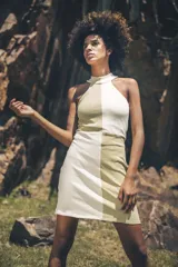 Vestido corto color blanco y verde, con cuello halter y dos botones de madera.