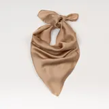 Pañuelo cuadrado de seda color beige.