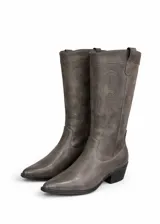 Botas texanas de caña alta en color gris, con diseño de bordados decorativos en el frente y laterales. Presentan punta fina y taco cuadrado bajo.