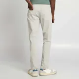 Pantalón chino slim color gris claro, con cinco bolsillos y cierre de botón y cremallera.