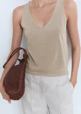 Top Vella de punto fino sin mangas, color beige tostado, con escote en V y tirantes anchos de diseño recto.