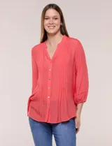 Blusa celeste de silueta suelta y textura liviana, con escote en V, cuello mao y cierre frontal de botones. Cuenta con alforzas verticales en el pecho y mangas tres cuartos con puños elastizados y detalle de galón calado.