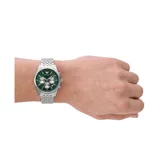 Reloj Emporio Armani con caja de acero plateado de 41mm y esfera verde con tres subesferas. La pulsera es de acero inoxidable plateado con cierre desplegable. Resistente al agua hasta 5 ATM.