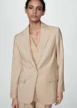 Blazer de corte recto y diseño a rayas, con cuello de solapa con muesca, cierre frontal de un botón y dos bolsillos delanteros con solapa.