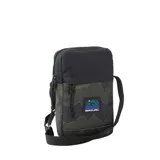 Morral Rip Curl Slim Pouch Search Camo con estampado de camuflaje en tonos verdes y negros, con logo de la marca en el frente.