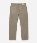 Pantalón recto de sarga color beige, con cierre frontal de botón y cremallera, y bolsillos funcionales.