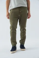 Pantalón de felpa gris para hombre con logo estampado y en goma, bolsillos con cierre, cierres en los tobillos, cintura ajustable y puños.