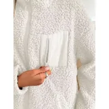 Campera de corderito color blanco, con cuello alto, cierre frontal completo y un bolsillo en el pecho con cierre.