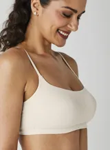 Top color natural de tejido de punto acanalado con breteles finos.