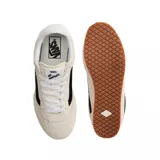 Championes Vans modelo Super Lowpro, color crema con detalles en negro y suela de goma color caramelo. Presentan un diseño de perfil bajo con perforaciones laterales y cordones blancos.