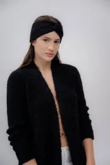 Vincha de lana color beige, tejida a mano, con diseño trenzado en el frente.