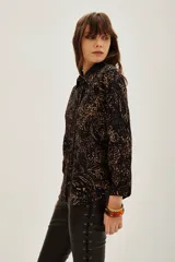 Camisa de modal con estampado abstracto en tonos oscuros y tierra, de corte clásico con cuello camisero, cierre frontal de botones y mangas largas con puños.