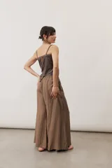 Pantalón ancho color marrón con cintura elástica y bolsillos laterales.