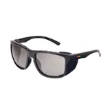 Lentes de sol deportivos con marco negro envolvente y cristales fotocromáticos espejados. Presentan protecciones laterales integradas y detalle de logo con franjas de colores en las patillas.