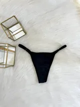 Microtanga de algodón negro con tiras laterales regulables.