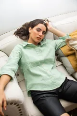 Camisa de manga larga color verde menta con cuello camisero, bordado con la frase "mon amour" en la solapa del cuello, cierre frontal con botones y bolsillo ojal en el pecho. Marca Bartola.