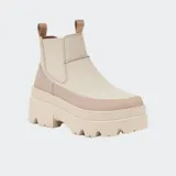 Botas Chelsea negras de cuero impermeable con plataforma de 4.4 cm y tacón de 6.35 cm.