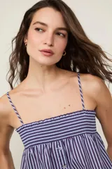 Top corto azul con rayas verticales blancas, escote cuadrado, breteles finos, frunce elastizado en el pecho y detalle de botones frontales.