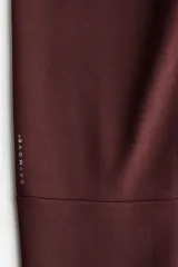 Pantalón jogger deportivo de corte ajustado, confeccionado en tejido funcional con tecnología DryMove para absorción de sudor. Presenta cintura elástica con cordón de ajuste y bolsillos laterales con cierre sellado.