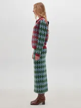 Falda midi de punto con estampado de rombos en tonos marrón y azul, corte recto y cintura elástica.