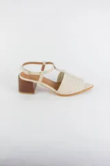 Sandalias de cuero rojo con diseño de tiras horizontales abullonadas en la parte delantera, punta fina, tira vertical central en forma de T y tira ajustable al tobillo. Poseen tacón cuadrado de madera de 6 cm.