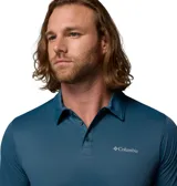 Remera polo de hombre marca Columbia, modelo Hike, color azul, de manga corta, con cuello y cierre frontal de dos botones.