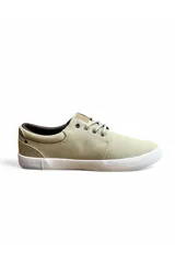 Calzado náutico azul marino con cordones oscuros, suela blanca de goma y detalle de logo bordado en el lateral. Cuenta con ojales metálicos y apliques en marrón claro.