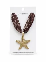 Collar con pañuelo de tela marrón con estampado paisley y un gran dije colgante en forma de estrella de mar dorada texturizada.