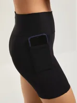Bermuda deportiva de tiro alto en color negro, con ajuste ceñido al cuerpo y diseño minimalista.