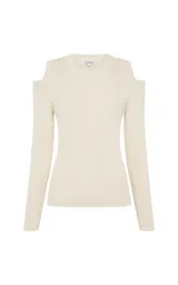 Sweater de punto fino color beige, con diseño de hombros descubiertos, cuello redondo y mangas largas ajustadas.