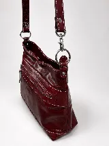 Cartera de cuero color beige, de diseño estructurado, con bolsillo frontal con cierre y detalles en cuero grabado con efecto reptil. Cuenta con correa ajustable para llevar al hombro o cruzada.