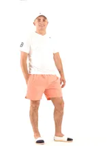 Short de baño color salmón, con cintura elástica y cordón ajustable.