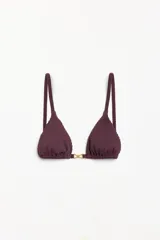 Corpiño de bikini negro, tipo triángulo, con textura acanalada y un detalle central metálico dorado con forma de moño o lazo.