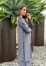 Spolverino azul de terciopelo con mangas largas y corte recto.