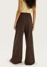 Pantalón de corte recto y pernera ancha, confeccionado en tejido de punto color marrón, con cintura elástica.