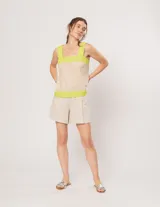 Top fucsia de lino con breteles anchos y diseño de franjas combinadas en rojo.