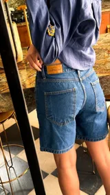 Bermuda de jean color negro, con corte recto y largo hasta la rodilla.