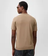 Remera de algodón texturizado color azul marino, con cuello redondo y mangas cortas. Presenta un diseño tejido con textura cable en el frente que aporta profundidad y un acabado sofisticado, de la marca Marfinno.