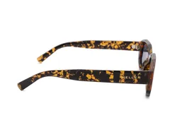 Lentes de sol unisex con armazón geométrico carey y lentes polarizadas negras.