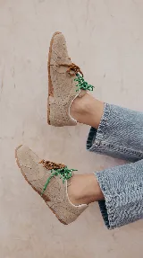 Zapatillas urbanas de cuero celeste y mesh gris, con suela de goma y doble juego de cordones intercambiables en color verde y blanco.
