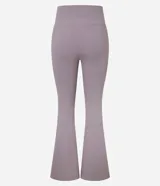 Pantalón deportivo Get Over modelo flare, confeccionado en microfibra acanalada de color lila. Presenta un corte ajustado en caderas y muslos con apertura acampanada desde la rodilla.