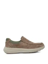 Zapatos tipo slip-on de gamuza en color taupe con detalles en verde militar en el talón y el interior, cuenta con suela de goma en tono beige claro.