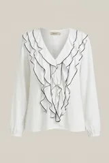Blusa celeste de manga larga con escote en V y volados en cascada ribeteados en color oscuro. Cuenta con puños elásticos.