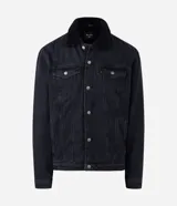 Chaqueta de jean color negro con cuello de sherpa, cierre frontal con botones metálicos, bolsillos con solapa en el pecho y bolsillos laterales. Diseño de corte regular y manga larga.